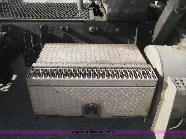 image for item H4273 1997 Freightliner FLD semi truck