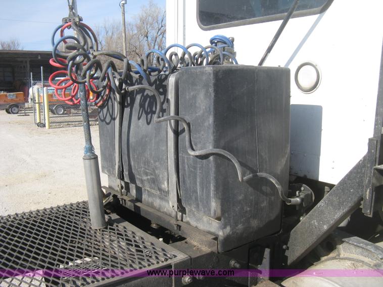 image for item H4273 1997 Freightliner FLD semi truck