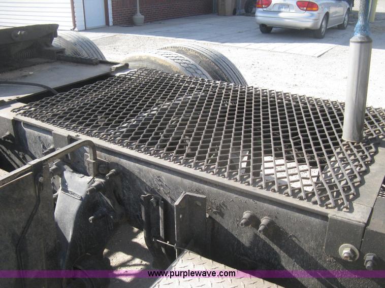 image for item H4273 1997 Freightliner FLD semi truck