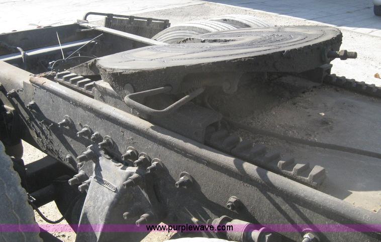 image for item H4273 1997 Freightliner FLD semi truck