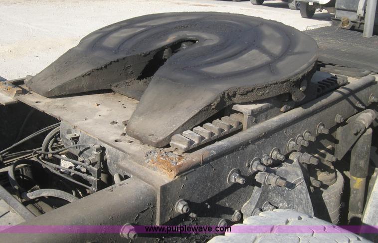 image for item H4273 1997 Freightliner FLD semi truck