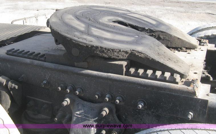 image for item H4273 1997 Freightliner FLD semi truck