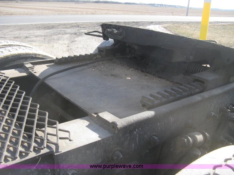 image for item H4273 1997 Freightliner FLD semi truck