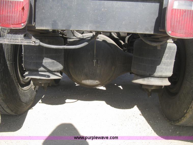 image for item H4273 1997 Freightliner FLD semi truck