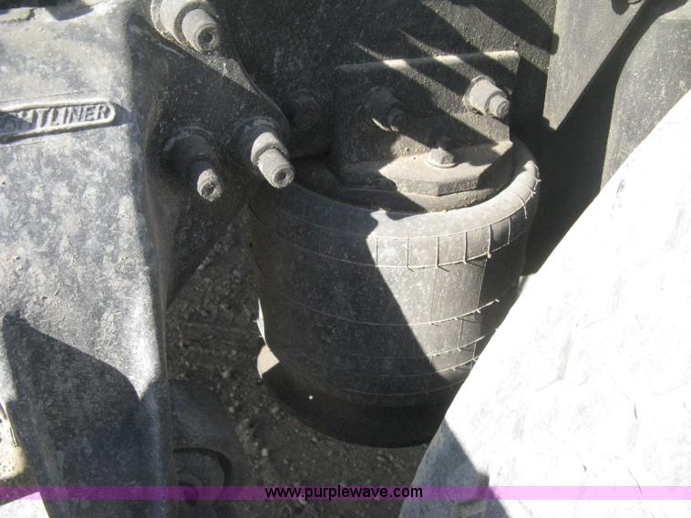 image for item H4273 1997 Freightliner FLD semi truck