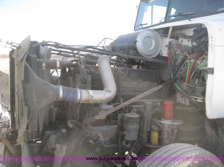 image for item H4273 1997 Freightliner FLD semi truck