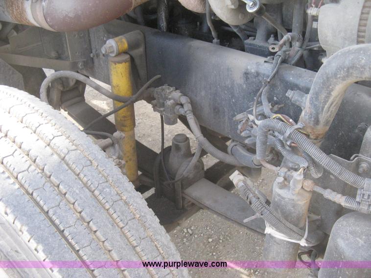 image for item H4273 1997 Freightliner FLD semi truck