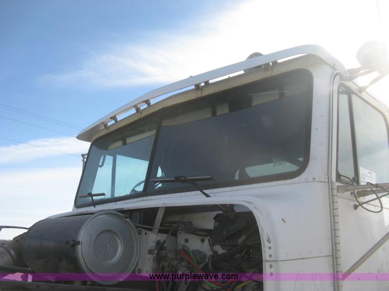 image for item H4273 1997 Freightliner FLD semi truck