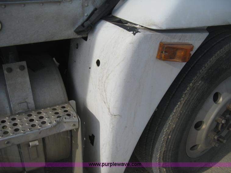 image for item H4273 1997 Freightliner FLD semi truck