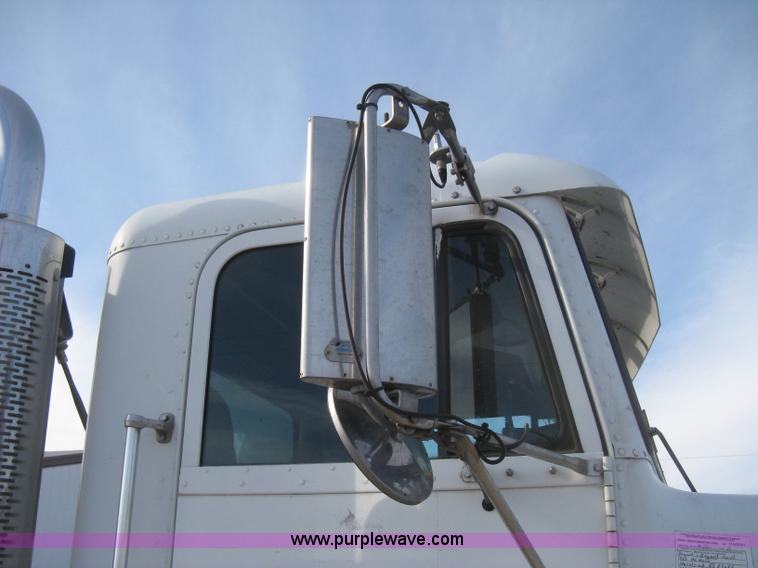 image for item H4273 1997 Freightliner FLD semi truck