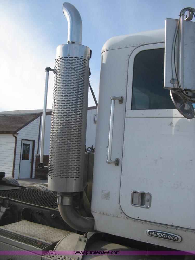 image for item H4273 1997 Freightliner FLD semi truck