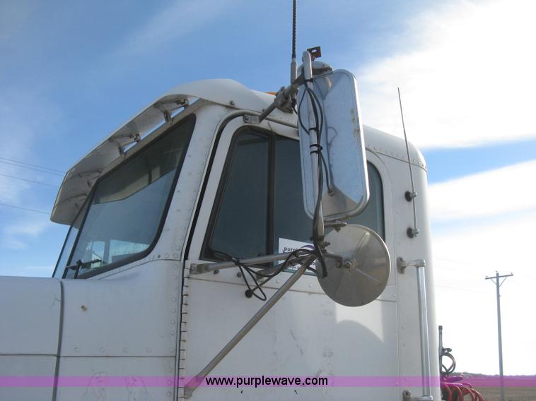 image for item H4273 1997 Freightliner FLD semi truck