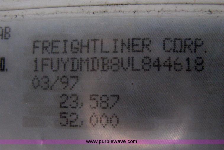 image for item H4273 1997 Freightliner FLD semi truck