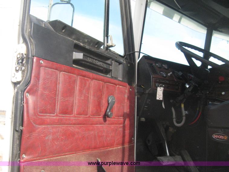 image for item H4273 1997 Freightliner FLD semi truck