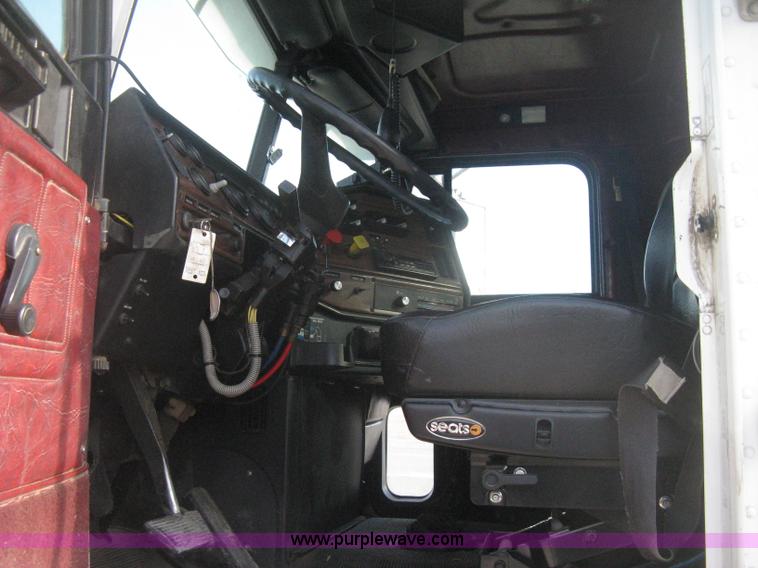 image for item H4273 1997 Freightliner FLD semi truck