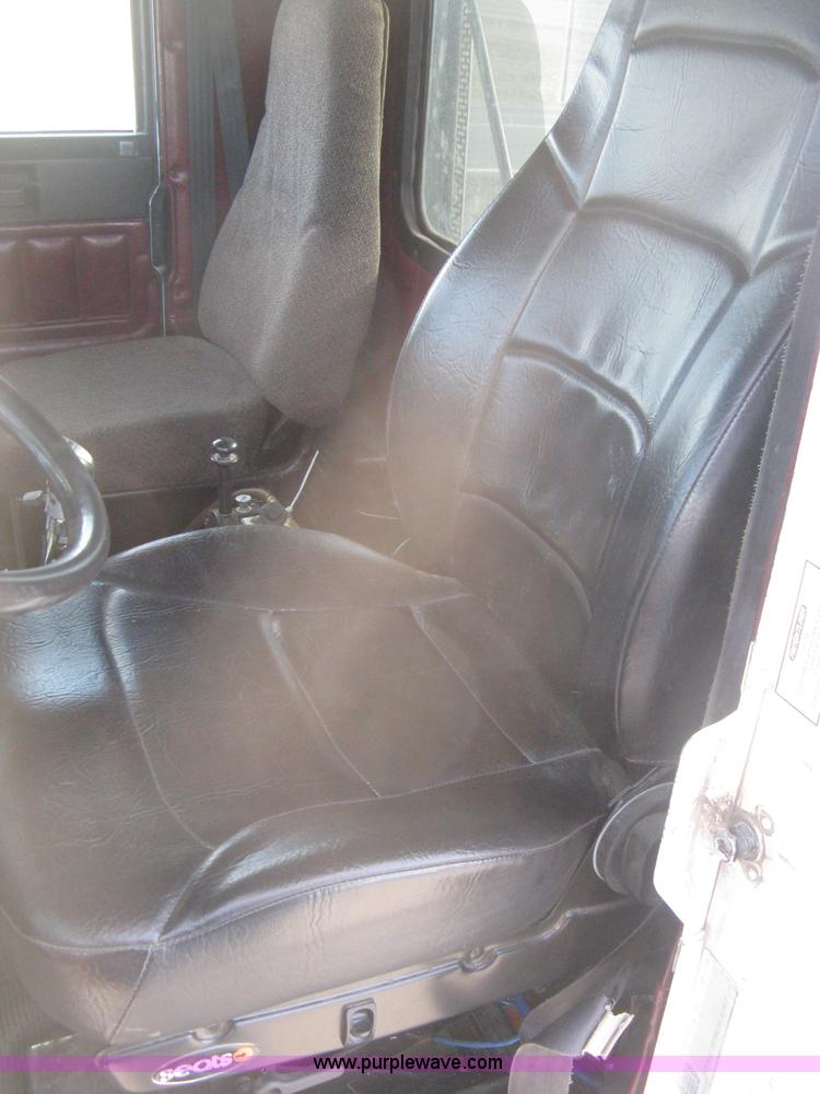 image for item H4273 1997 Freightliner FLD semi truck