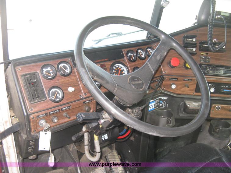 image for item H4273 1997 Freightliner FLD semi truck