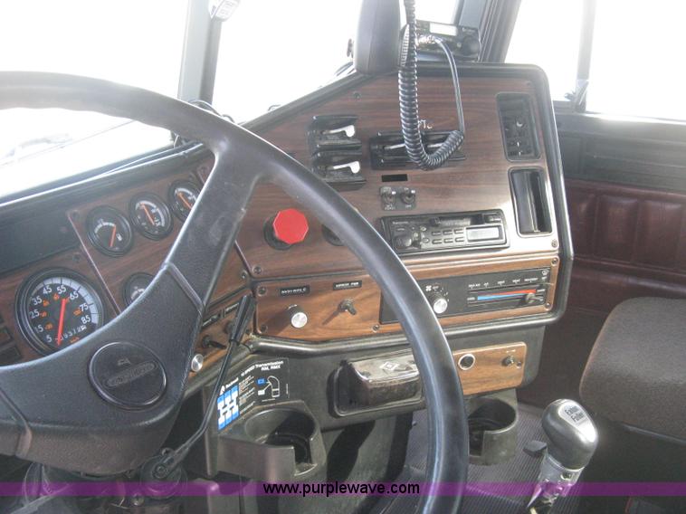 image for item H4273 1997 Freightliner FLD semi truck