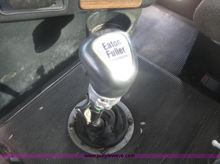 image for item H4273 1997 Freightliner FLD semi truck