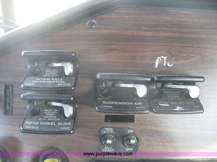 image for item H4273 1997 Freightliner FLD semi truck