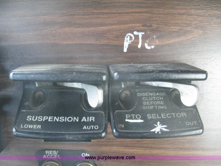 image for item H4273 1997 Freightliner FLD semi truck