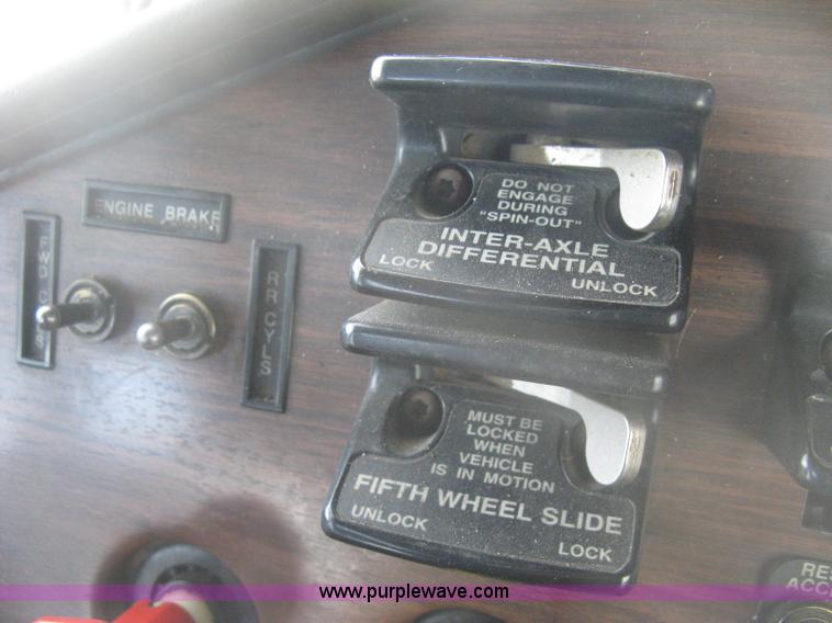 image for item H4273 1997 Freightliner FLD semi truck