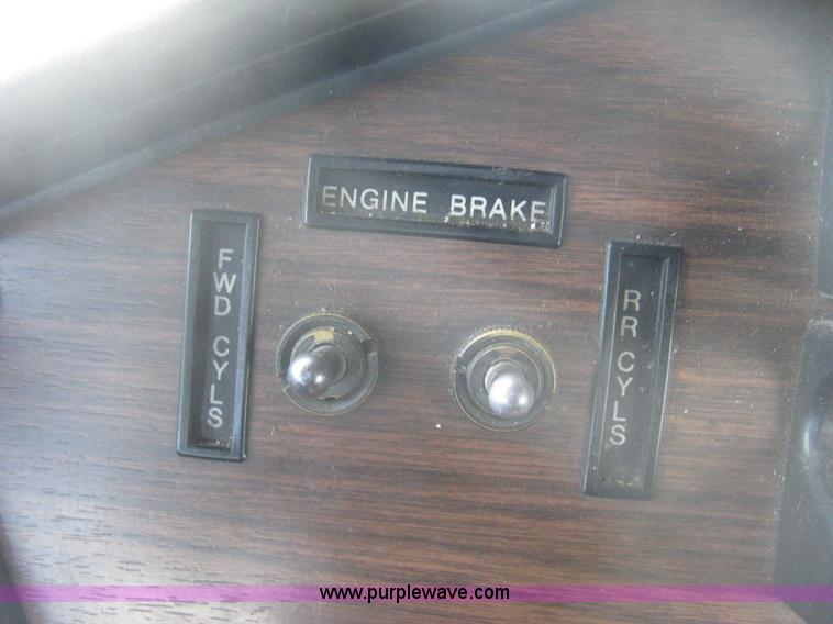 image for item H4273 1997 Freightliner FLD semi truck