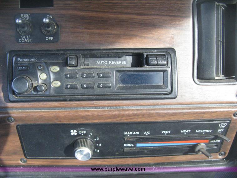 image for item H4273 1997 Freightliner FLD semi truck