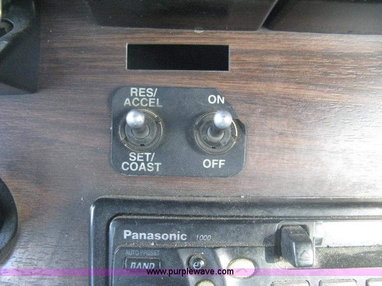 image for item H4273 1997 Freightliner FLD semi truck