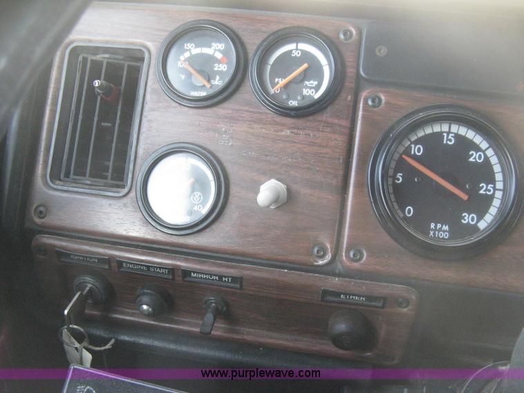 image for item H4273 1997 Freightliner FLD semi truck