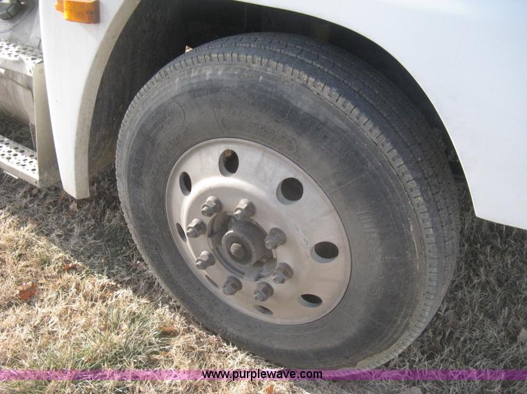 image for item H4273 1997 Freightliner FLD semi truck