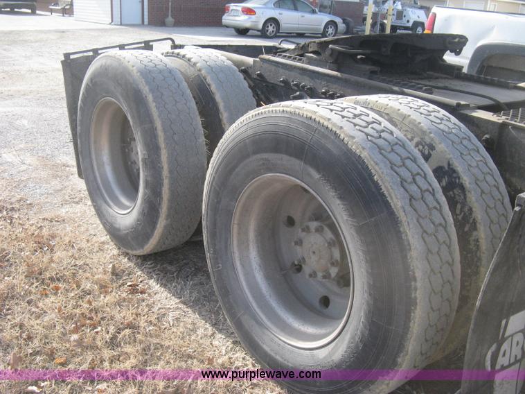 image for item H4273 1997 Freightliner FLD semi truck