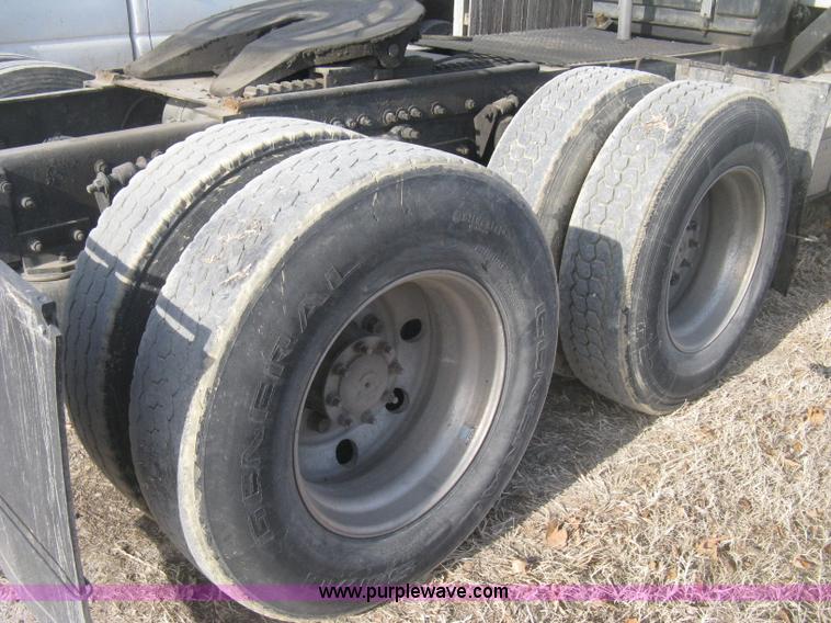 image for item H4273 1997 Freightliner FLD semi truck