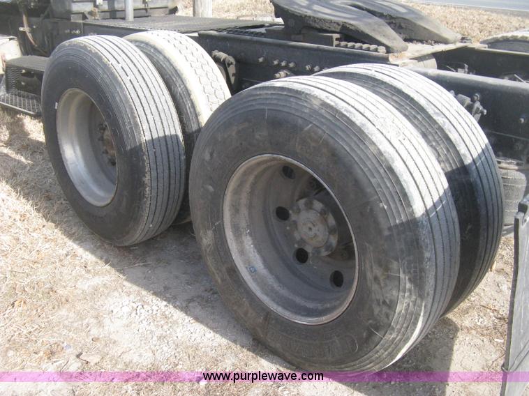 image for item H4273 1997 Freightliner FLD semi truck