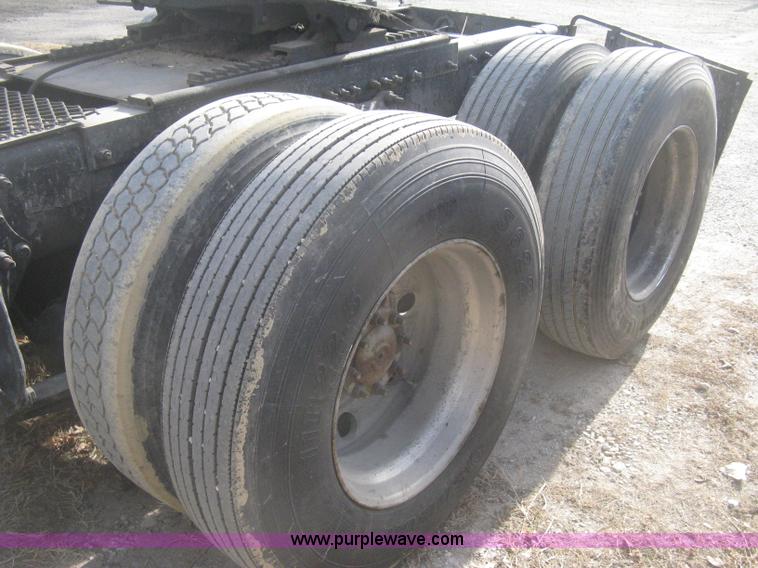 image for item H4273 1997 Freightliner FLD semi truck