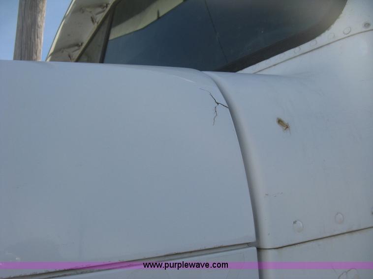 image for item H4273 1997 Freightliner FLD semi truck