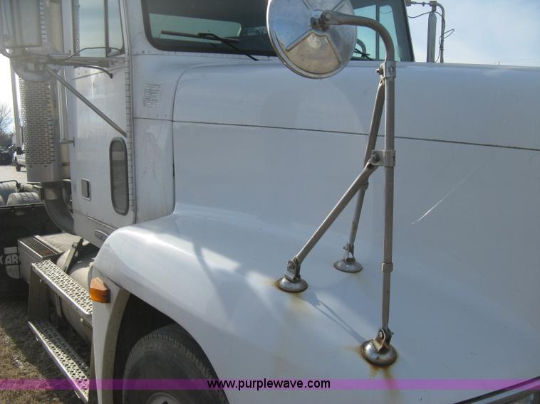 image for item H4273 1997 Freightliner FLD semi truck