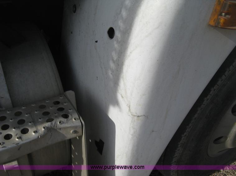 image for item H4273 1997 Freightliner FLD semi truck