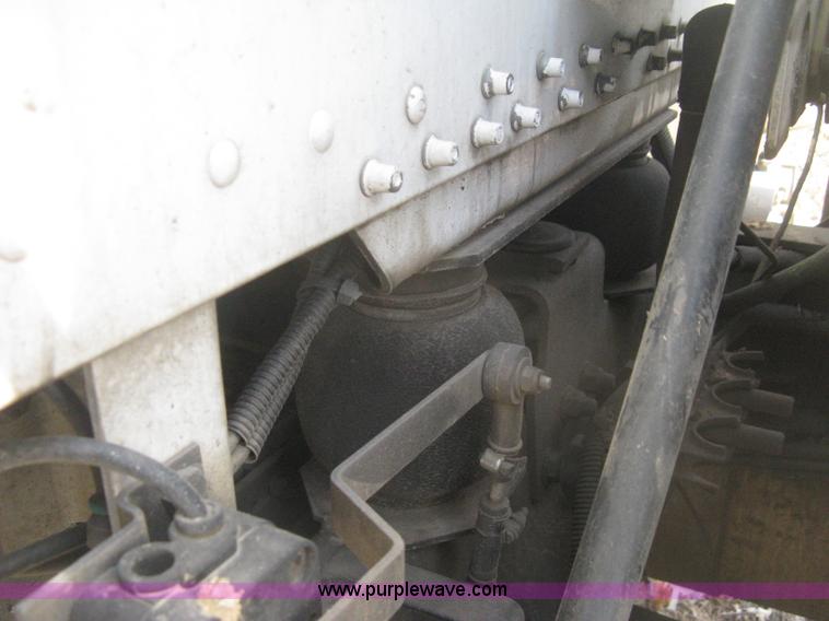 image for item H4273 1997 Freightliner FLD semi truck