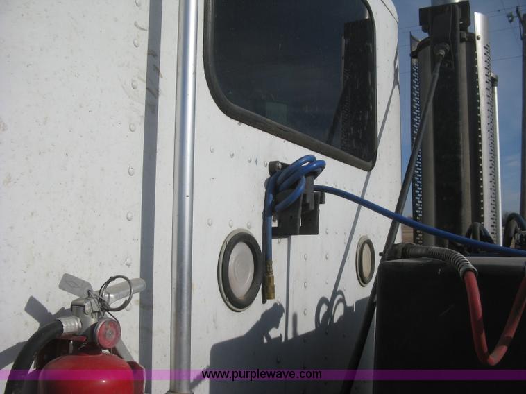 image for item H4273 1997 Freightliner FLD semi truck