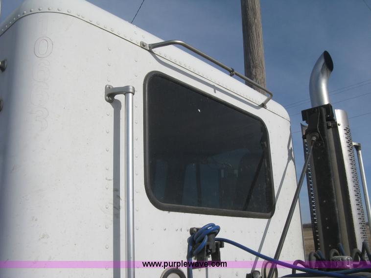 image for item H4273 1997 Freightliner FLD semi truck