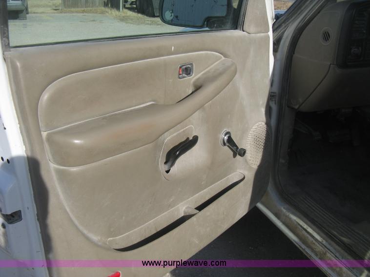 image for item H4274 2001 Chevrolet Silverado 2500HD Crew Cab pickup truck