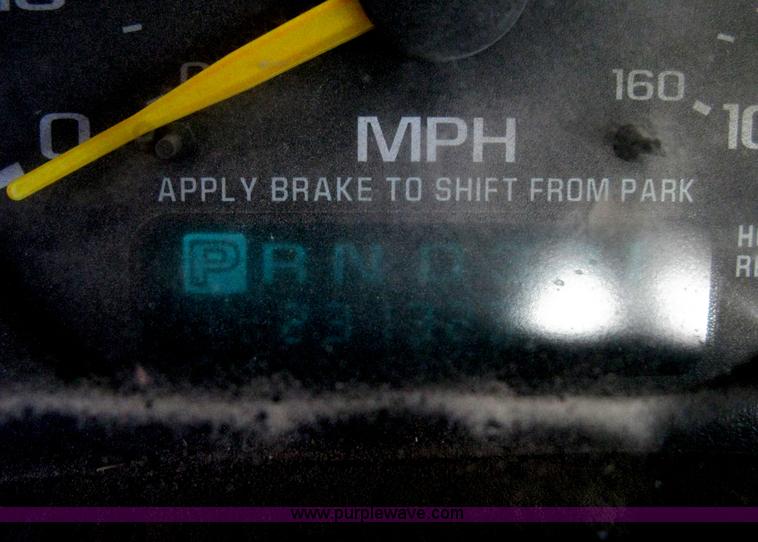 image for item H4274 2001 Chevrolet Silverado 2500HD Crew Cab pickup truck