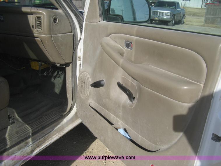 image for item H4274 2001 Chevrolet Silverado 2500HD Crew Cab pickup truck