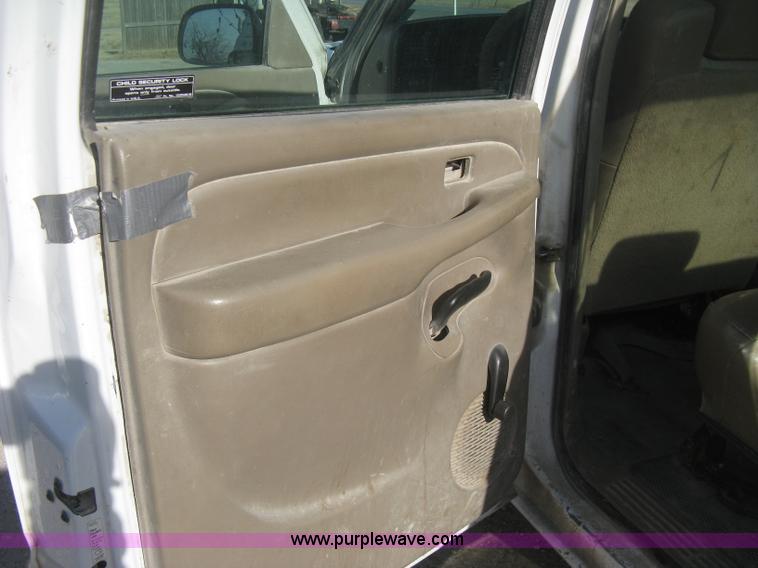 image for item H4274 2001 Chevrolet Silverado 2500HD Crew Cab pickup truck