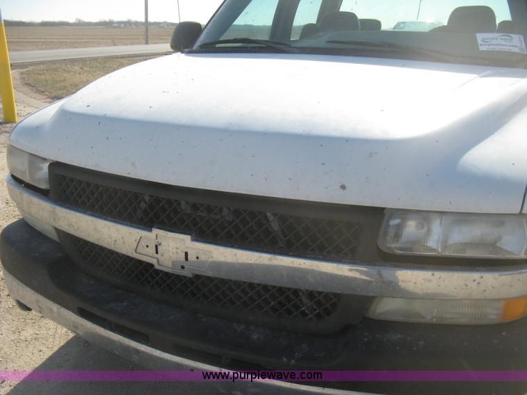 image for item H4274 2001 Chevrolet Silverado 2500HD Crew Cab pickup truck
