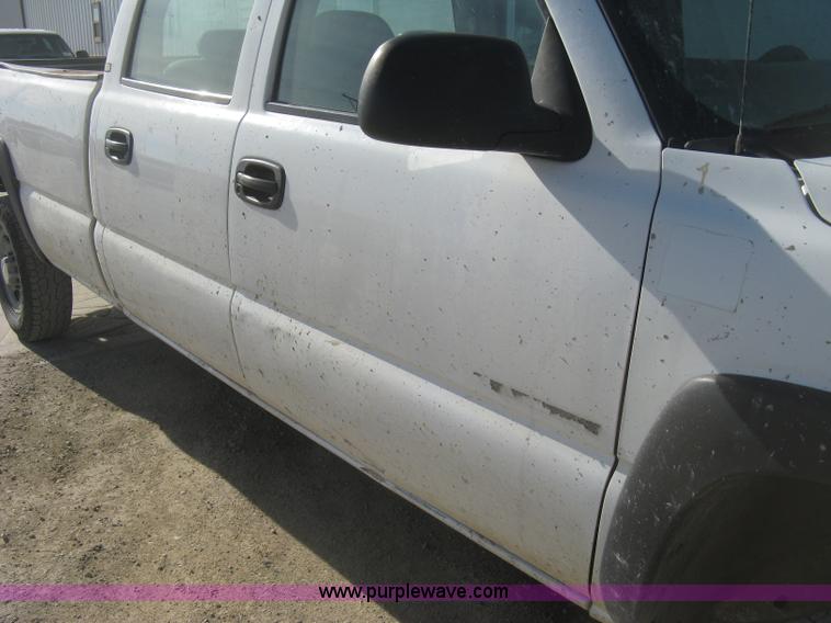 image for item H4274 2001 Chevrolet Silverado 2500HD Crew Cab pickup truck