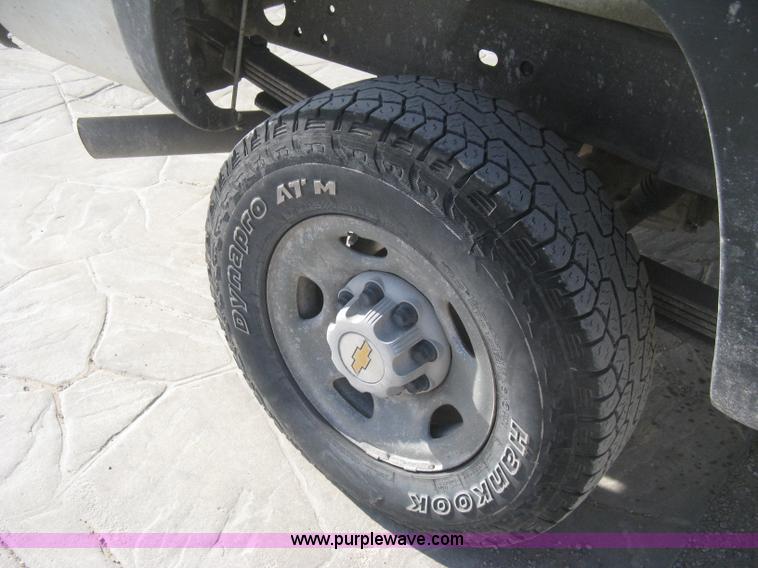 image for item H4274 2001 Chevrolet Silverado 2500HD Crew Cab pickup truck