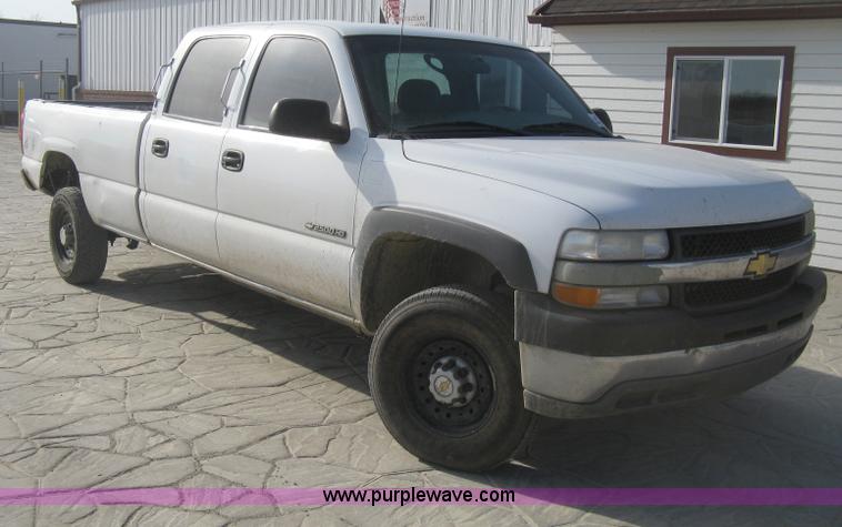 image for item H4275 2001 Chevrolet Silverado 2500HD Crew Cab pickup truck