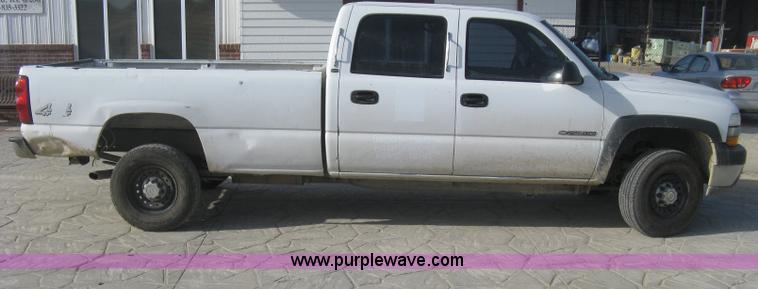 image for item H4275 2001 Chevrolet Silverado 2500HD Crew Cab pickup truck